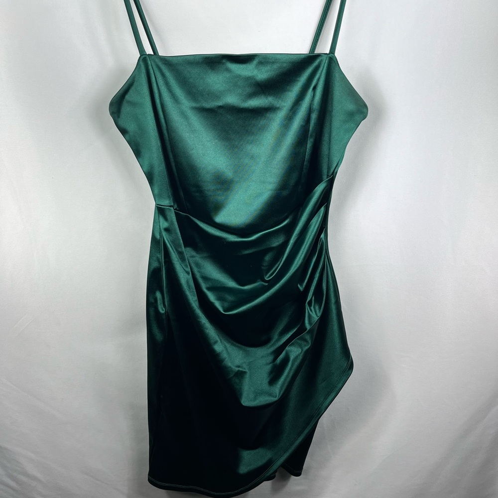 Windsor. Dark Green/green. size medium. worn 1 time. like new condition.